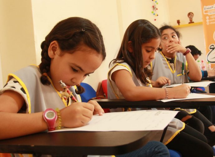 Petites filles dans un atelier de centre creative kid academy
