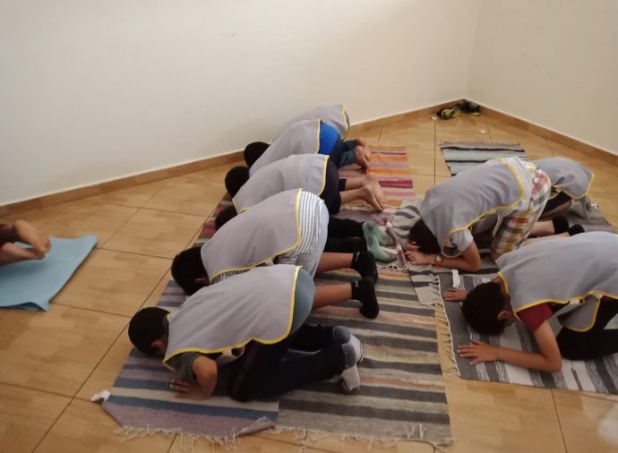 des petits enfants font la prière