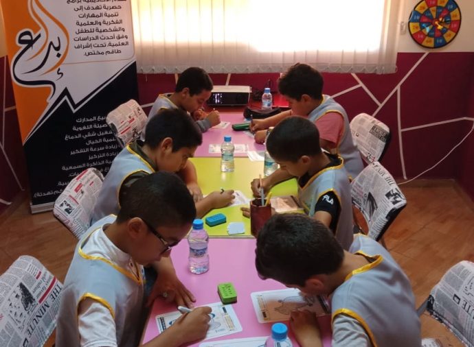 Enfant dans un atelier de concentration et amémliration mémoire