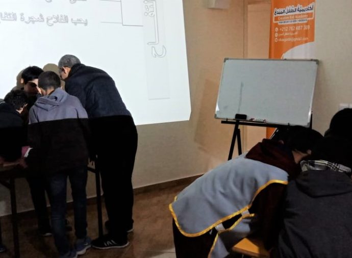 un professeur avec des enfants