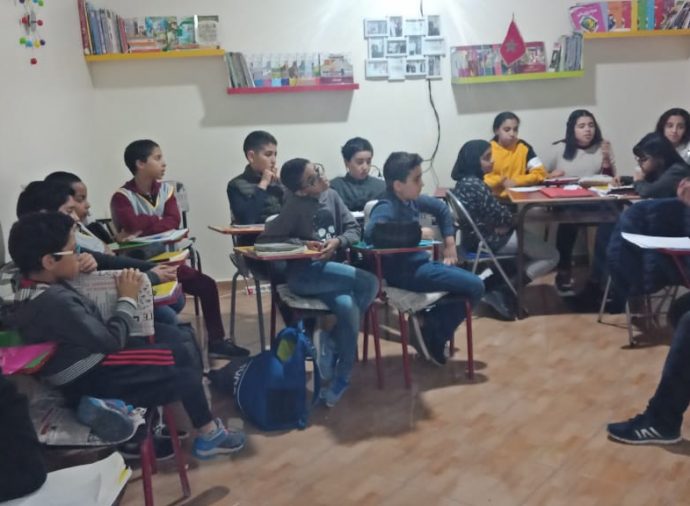 des enfants concentrent sur des informations